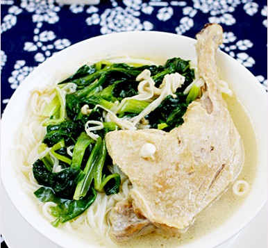 金針油菜鴨腿面的做法 金針油菜鴨腿面的做法