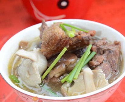 熏雞燉香菇的做法 熏雞燉香菇的做法