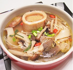 牛棒骨菌菇湯的做法 牛棒骨菌菇湯的做法