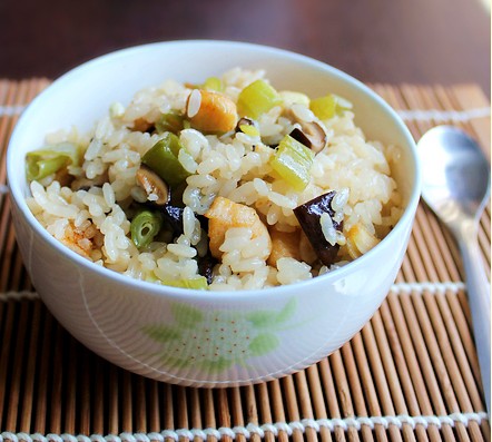 香菇雞肉燜飯的做法 香菇雞肉燜飯的做法