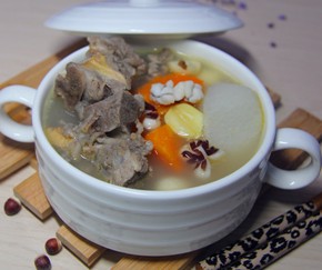 芡實(shí)蘿卜龍骨湯的做法 芡實(shí)蘿卜龍骨湯的做法