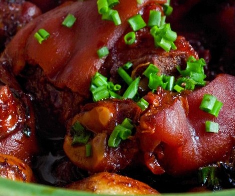 紅燒芋艿燉豬手的做法 紅燒芋艿燉豬手的做法