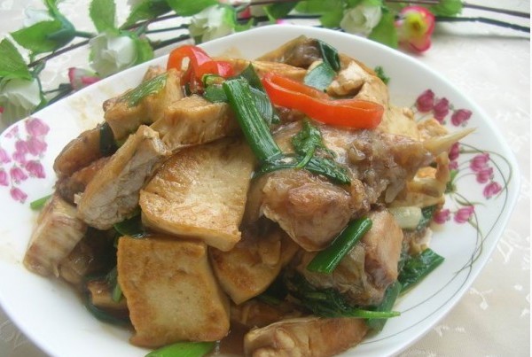 家常魚腩燜豆腐的做法 家常魚腩燜豆腐的做法