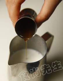 降暑冰飲——冰制焦糖瑪奇朵的做法圖文步驟