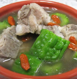 夏季養(yǎng)生湯:苦瓜排骨湯的做法 夏季養(yǎng)生湯:苦瓜排骨湯的做法