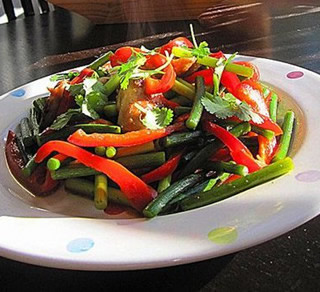 雞腿肉炒蒜苔的做法 雞腿肉炒蒜苔的做法