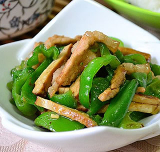 青椒豆絲小炒肉的做法 青椒豆絲小炒肉的做法