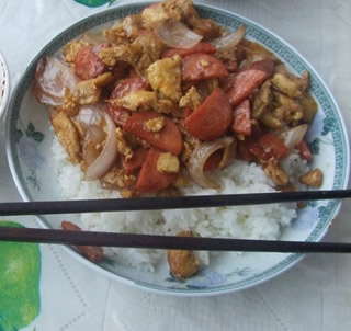 香腸雞蛋蓋澆飯的做法 香腸雞蛋蓋澆飯的做法