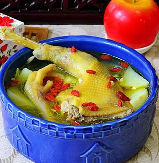 枸杞土豆草雞煲的做法 枸杞土豆草雞煲的做法