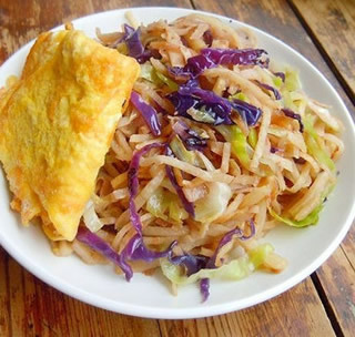 雙色甘藍(lán)炒餅絲的做法 雙色甘藍(lán)炒餅絲的做法