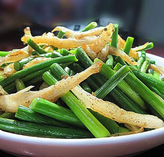 蒜苔炒椒鹽小魚(yú)干的做法 蒜苔炒椒鹽小魚(yú)干的做法