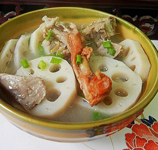 烤鴨骨頭燉蓮藕的做法 烤鴨骨頭燉蓮藕的做法