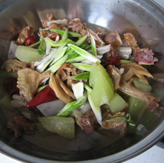 板鴨萵筍香鍋的做法 板鴨萵筍香鍋的做法