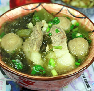 肉丸豬肉煲咸菜的做法 肉丸豬肉煲咸菜的做法