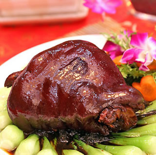 招財(cái)進(jìn)寶--招財(cái)肘子的做法 招財(cái)進(jìn)寶--招財(cái)肘子的做法