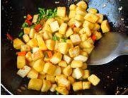 炒黃金饅頭丁的做法圖文步驟