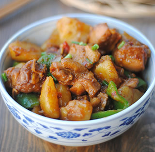 香辣土豆燒雞塊的做法 香辣土豆燒雞塊的做法