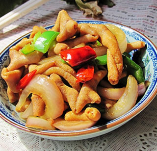 青椒洋蔥炒雞腸的做法 青椒洋蔥炒雞腸的做法