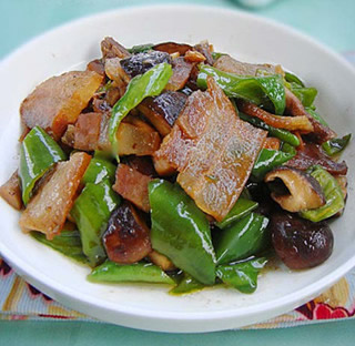 青椒香菇炒臘肉的做法 青椒香菇炒臘肉的做法