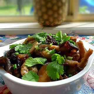 冬菇木耳燜雞腳的做法 冬菇木耳燜雞腳的做法