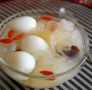 銀耳燉鵪鶉蛋的做法 銀耳燉鵪鶉蛋的做法