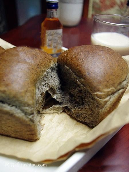 發(fā)酵26小時的烏發(fā)健腦養(yǎng)生面包 蜜核桃芝麻面包的做法 m.sk010.cn