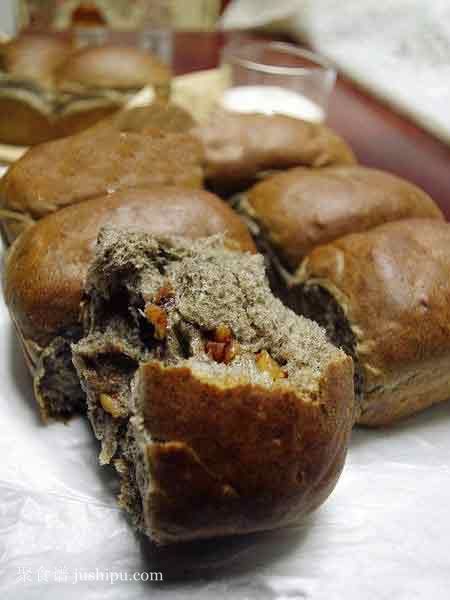 發(fā)酵26小時的烏發(fā)健腦養(yǎng)生面包 蜜核桃芝麻面包的做法 m.sk010.cn