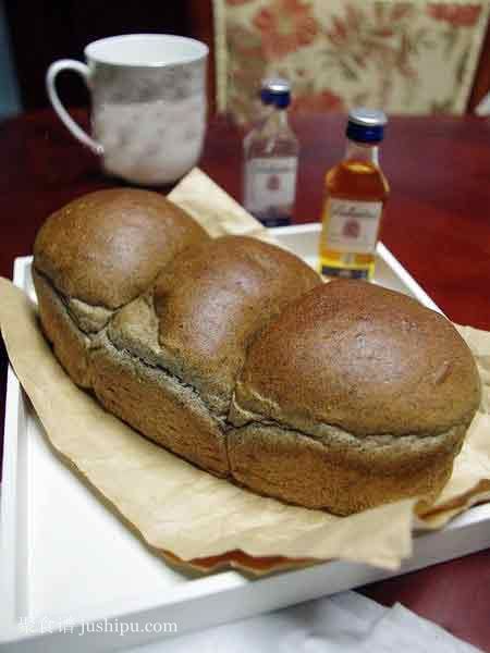 發(fā)酵26小時的烏發(fā)健腦養(yǎng)生面包 蜜核桃芝麻面包的做法 m.sk010.cn