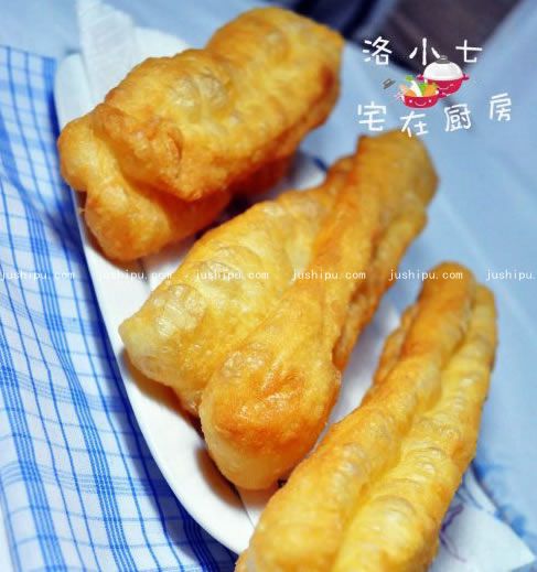 炸油條的做法 m.sk010.cn